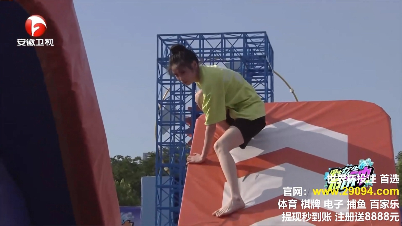 漂亮女生闯关因脱袜子落水