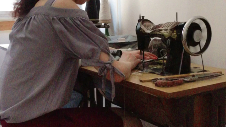 嗑吃嗑吃…老妈脚踏缝纫机，声音回到90年代