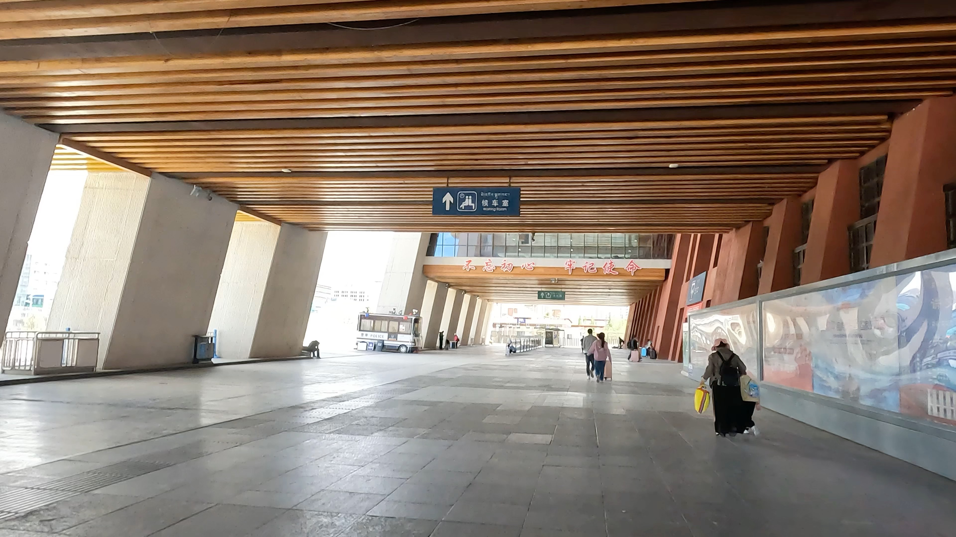 从拉萨乘坐动车到日喀则,进站镜头全过程拍摄