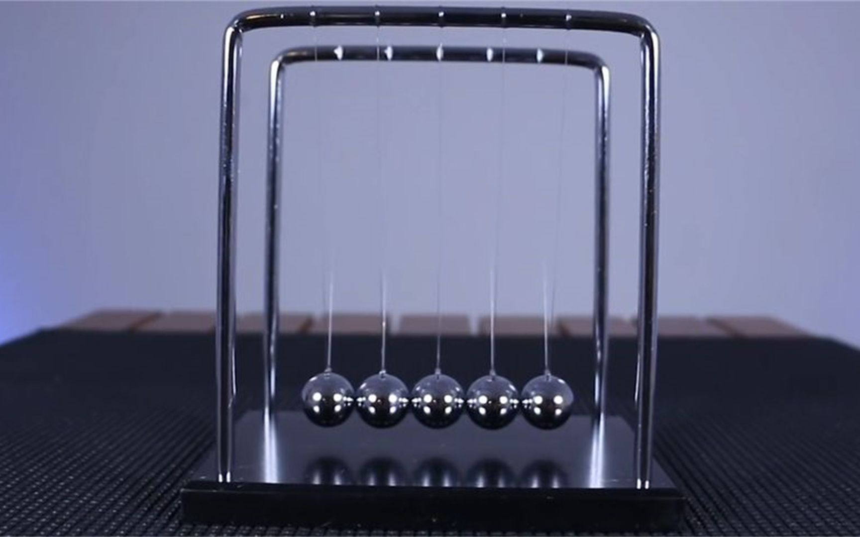 牛顿摆是什么?5个小球交替摆动,有趣的科学现象发生了