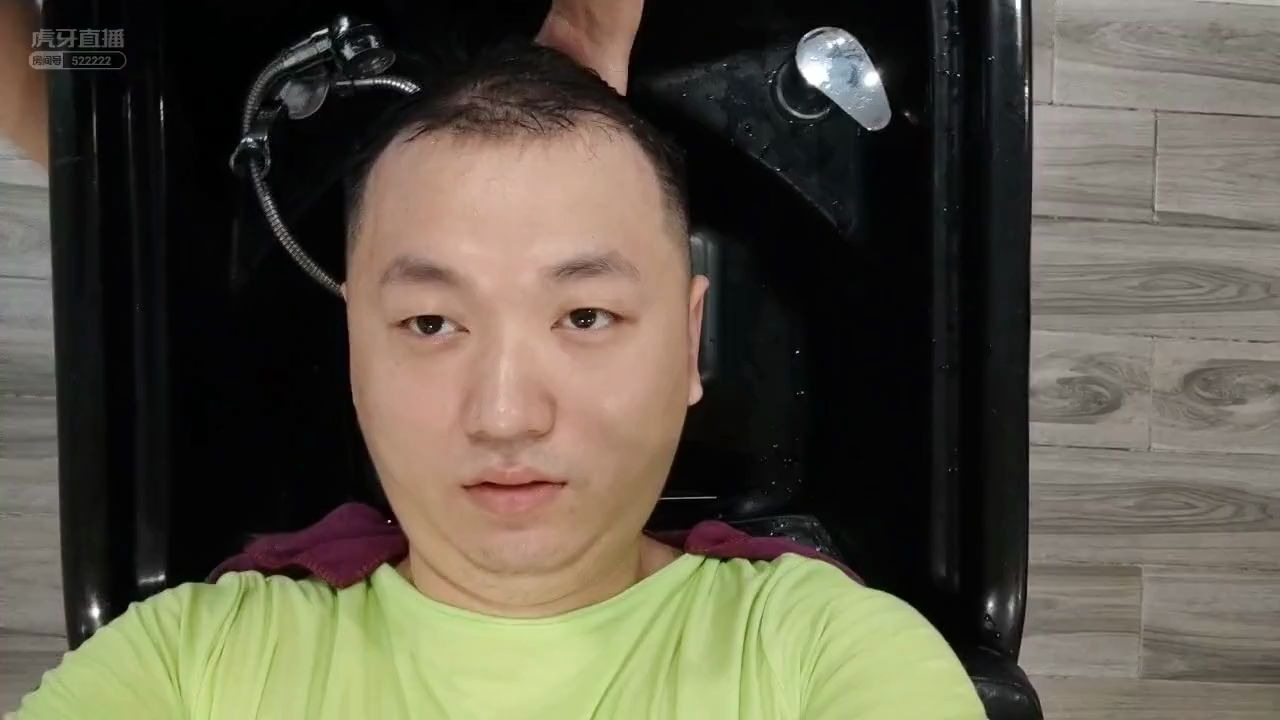 【户外】药水哥现身广州街头溜达,备战功夫嘉年华_哔哩哔哩_bilibili