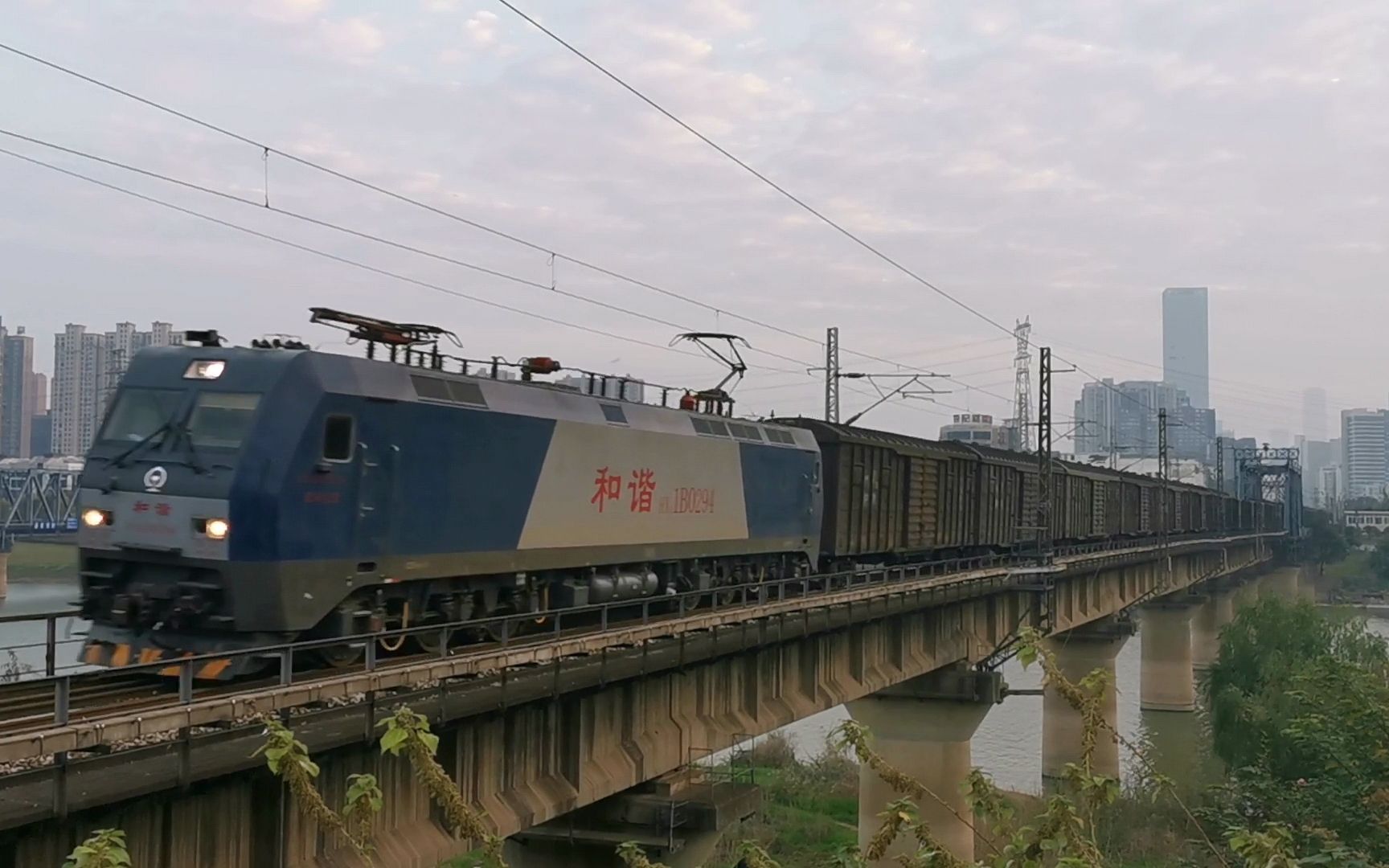 06 武局江段hxd1b-0294 牵引 x2802次 丝茅冲站2道通过