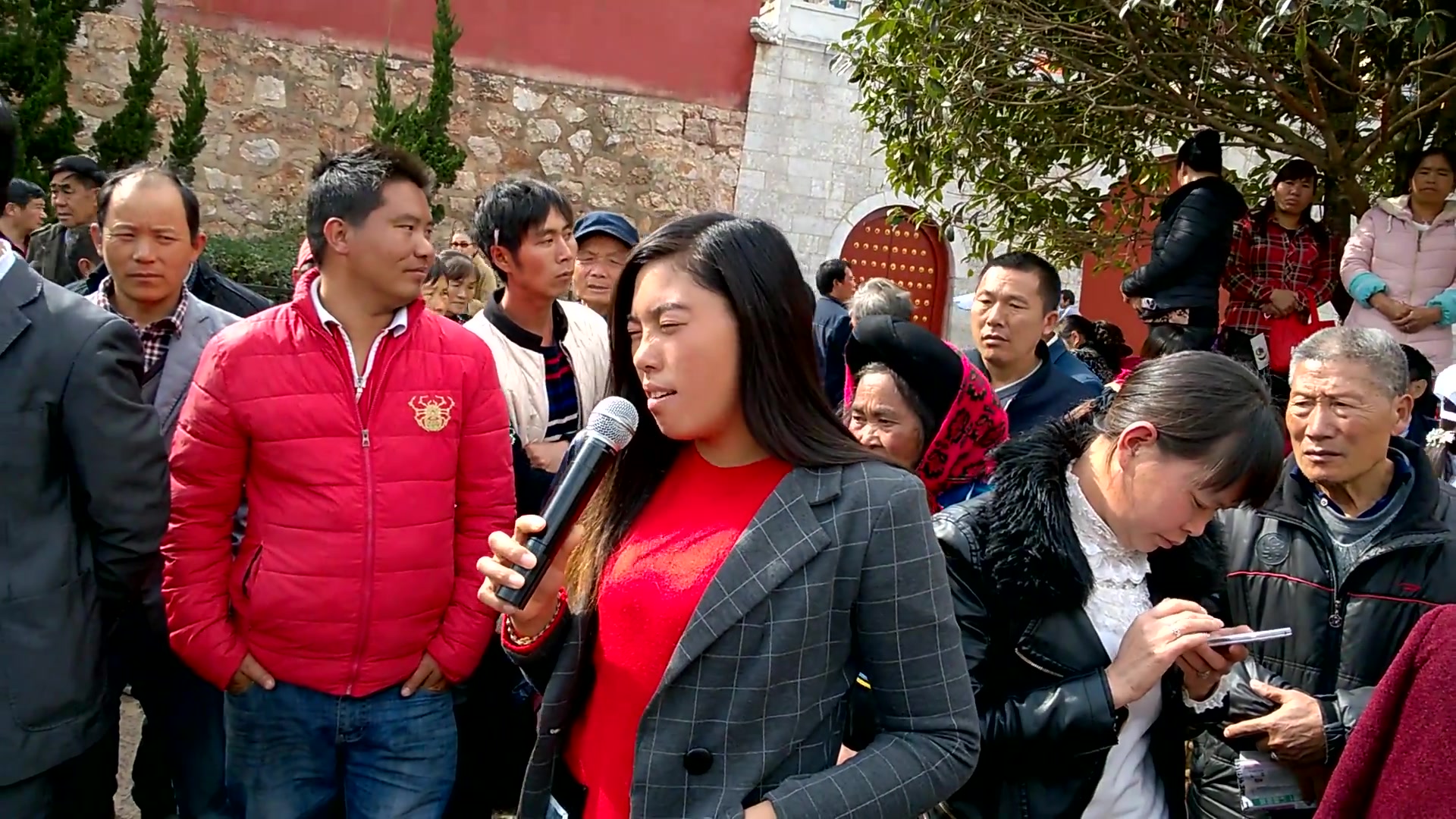 云南山歌小妹和帅气男非主流和红毛衣对唱最后不欢而散