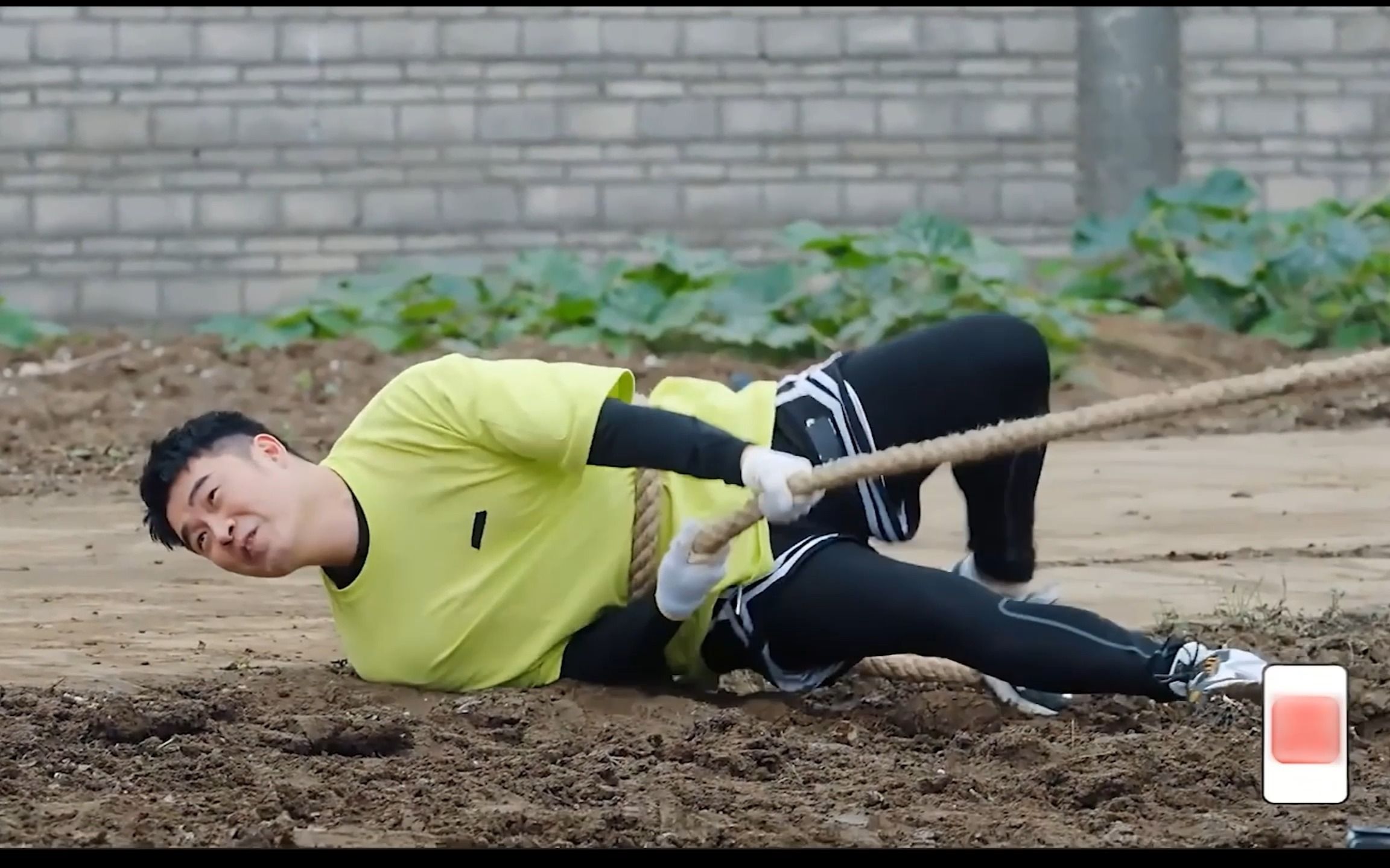 "五哈爆笑拔河比赛"