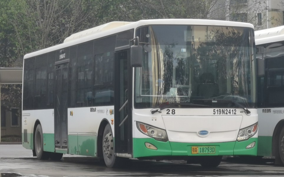 武汉公交28路全程展望,虽然刷卡机有点挡着人,但是眼睛永远不是摆设