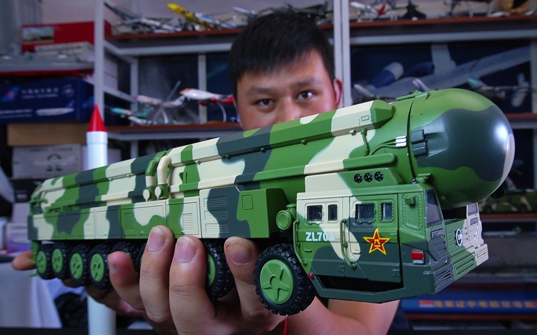 开箱东风41洲际导弹合金模型,这模型居然有6枚核弹头,真家伙能装几枚?