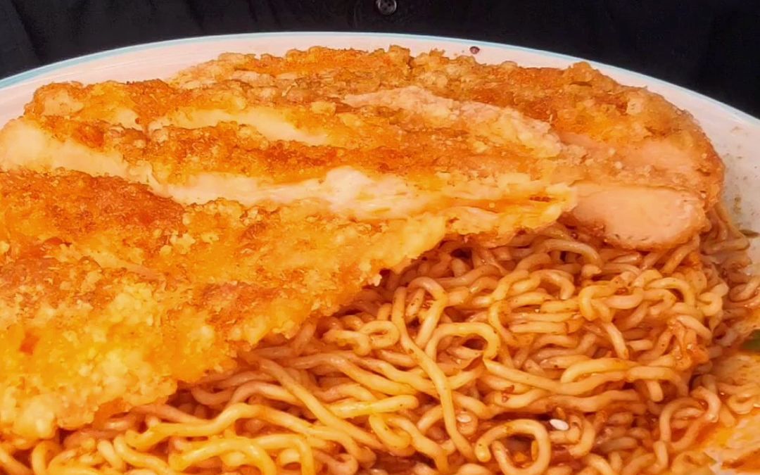 比猪排面还要好吃的鸡排面,一口鸡排一口面,胃口大开