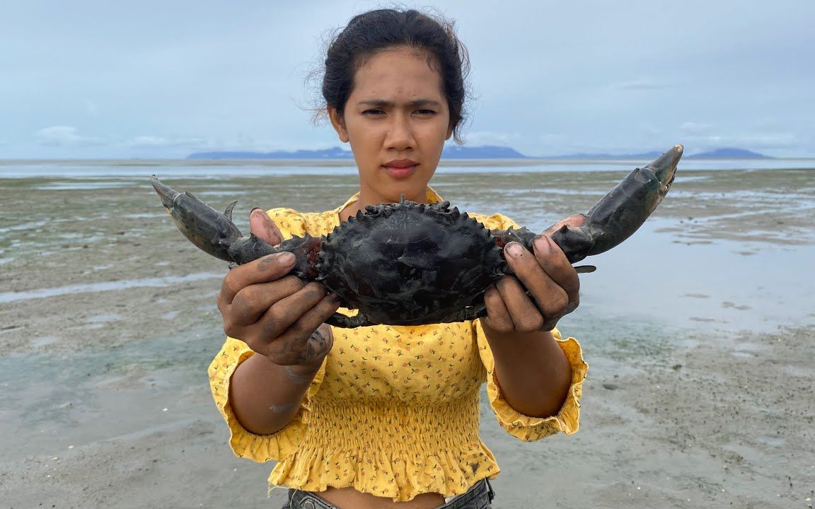 美女冒着37度高温天,赶海发现"蟹王开会",很快就拎不动了