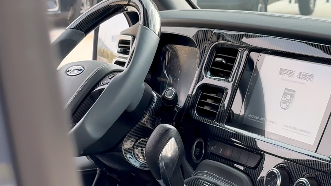 配色:暗夜蓝    内饰:水泥灰车身