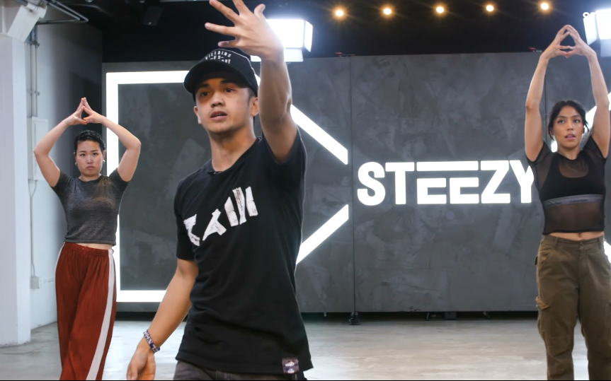 当狂派舞舞者和甩手舞舞者相互学习对方的舞蹈.