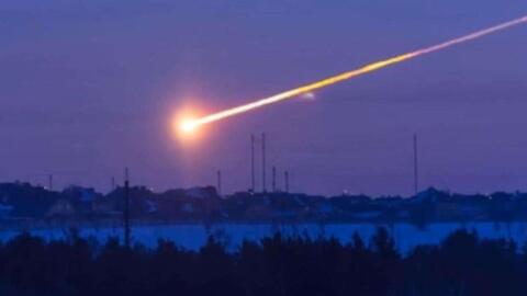 13年2月15日 俄罗斯境内 陨石坠落过程中发出耀眼光芒 哔哩哔哩 Bilibili