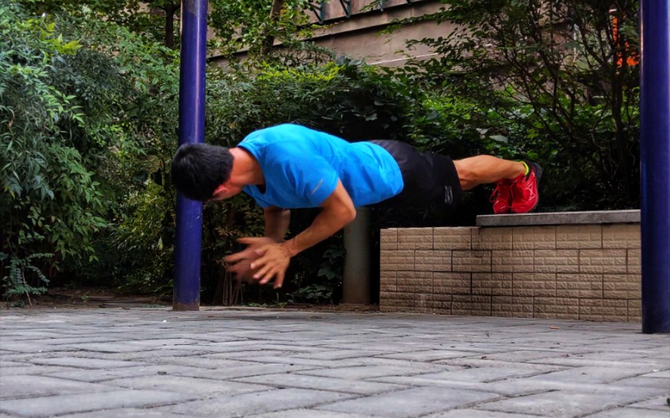 爆发力耐力挑战连续完成20个爆发下斜俯卧撑10个下斜俯卧撑20个引体