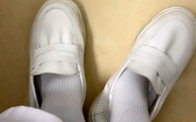 护士鞋最不耐脏,却黑还臭.