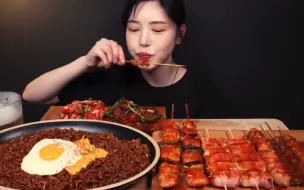 Descargar video: 【搬运】230528 | BOKI欧尼mukbang 芝士鸡蛋炸酱拉面＋香辣葱鸡肉串＋培根卷金针菇串＋超大香肠串＋牛心脏串＋鸡皮串＋生啤酒