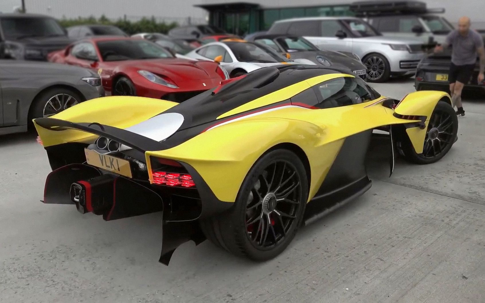 首台交付英国客户的阿斯顿·马丁女武神