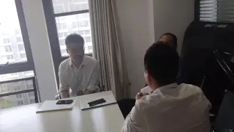 晨会开心一刻:男同事撕纸游戏，难以下嘴吗