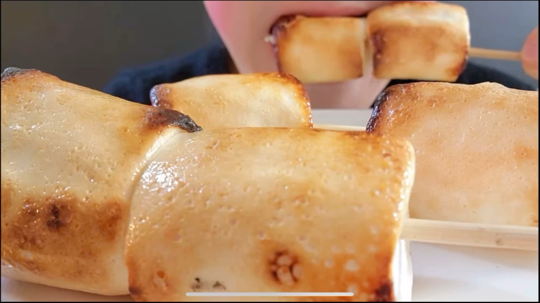 小红脸蛋吃烤棉花糖,甜腻腻