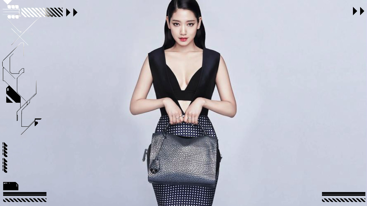 品味时尚,她如何演绎深v礼服与手提包?