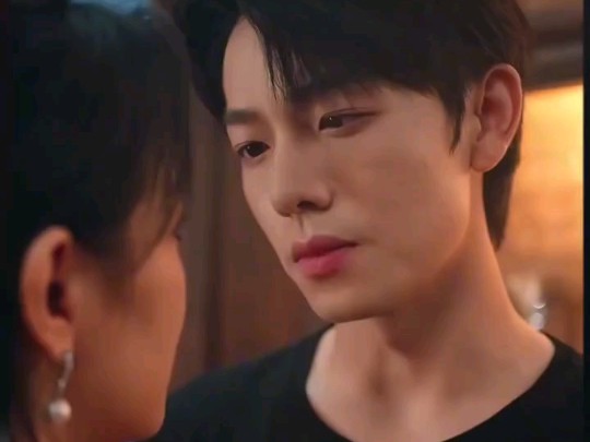 "原来爱一个人的眼神是藏不住的" 吻戏简直不要太刺激 #诱你偷香 #曾辉 #韩雨彤 #
