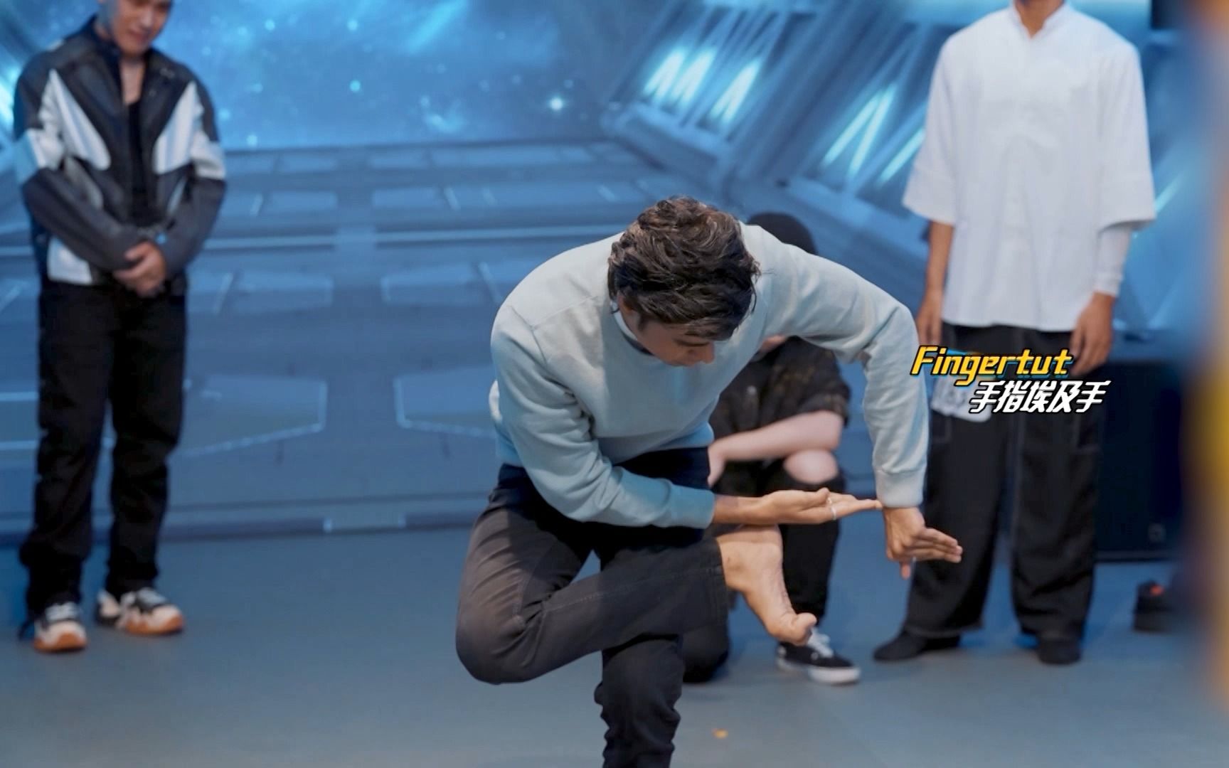 就是街舞6》】印度怪才hitesh脚比手灵活丁程鑫被惊到小表情不断