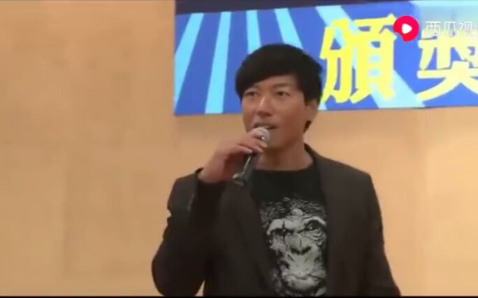 乌鸦扮演者张耀扬上台唱《爱我别走》台下疯狂吃菜 赶紧吃吃完我要掀桌子哔哩哔哩bilibili