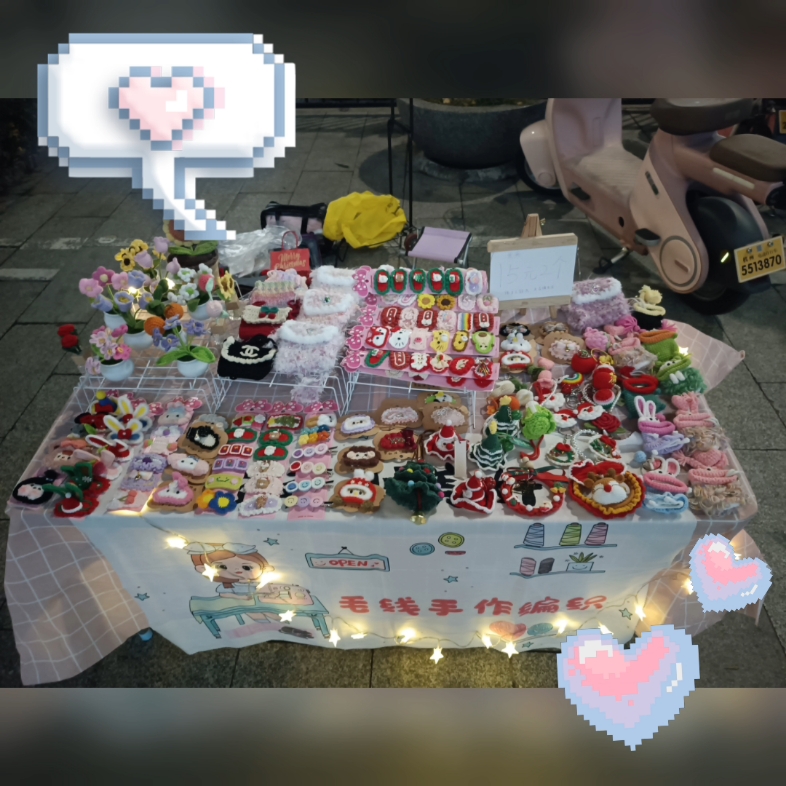 圣诞钩织摆摊,昨天摆摊圣诞树挂件都卖完啦,纯手工钩织