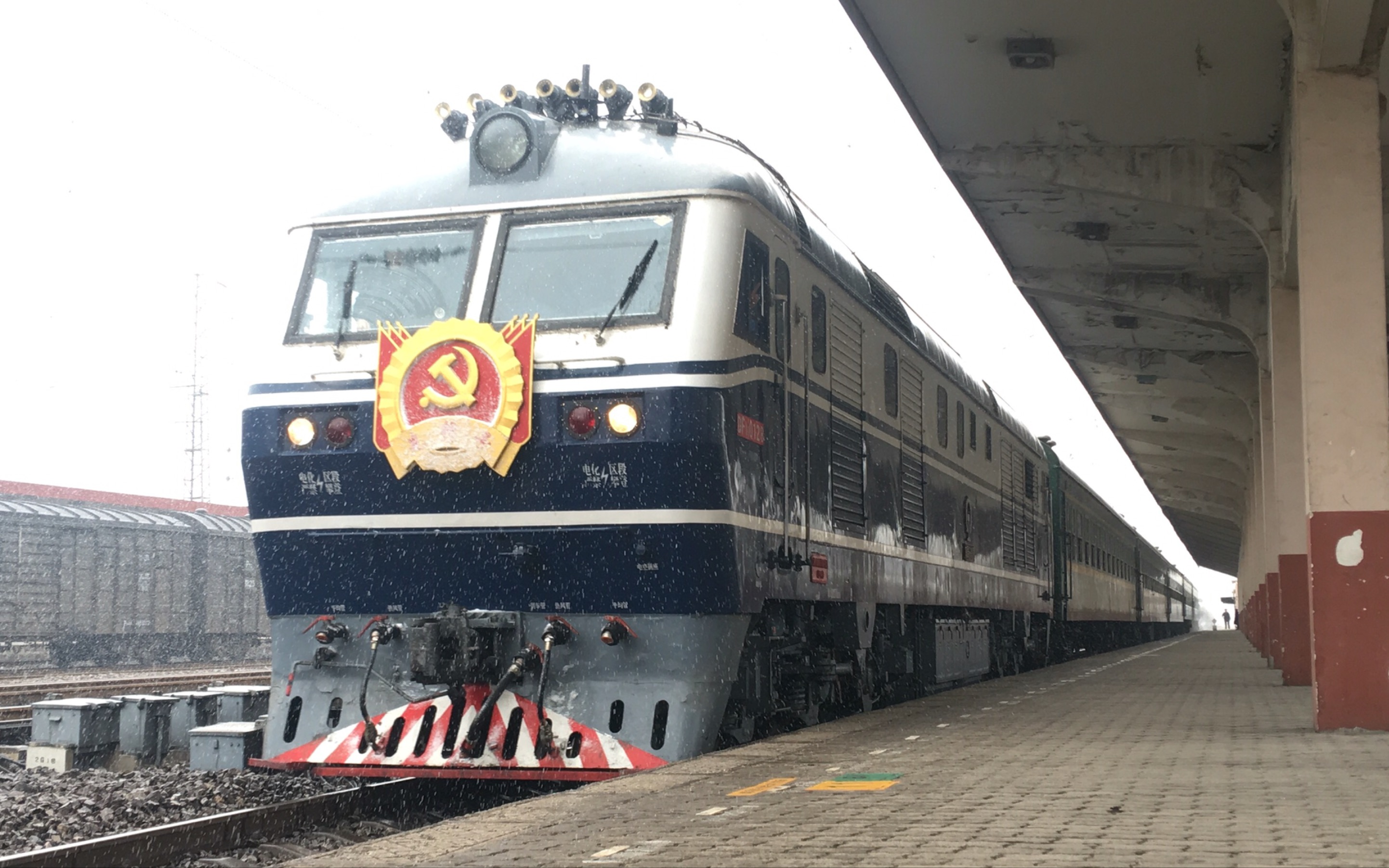 m出品6452次列车雪中经京沪线驶入黄村站