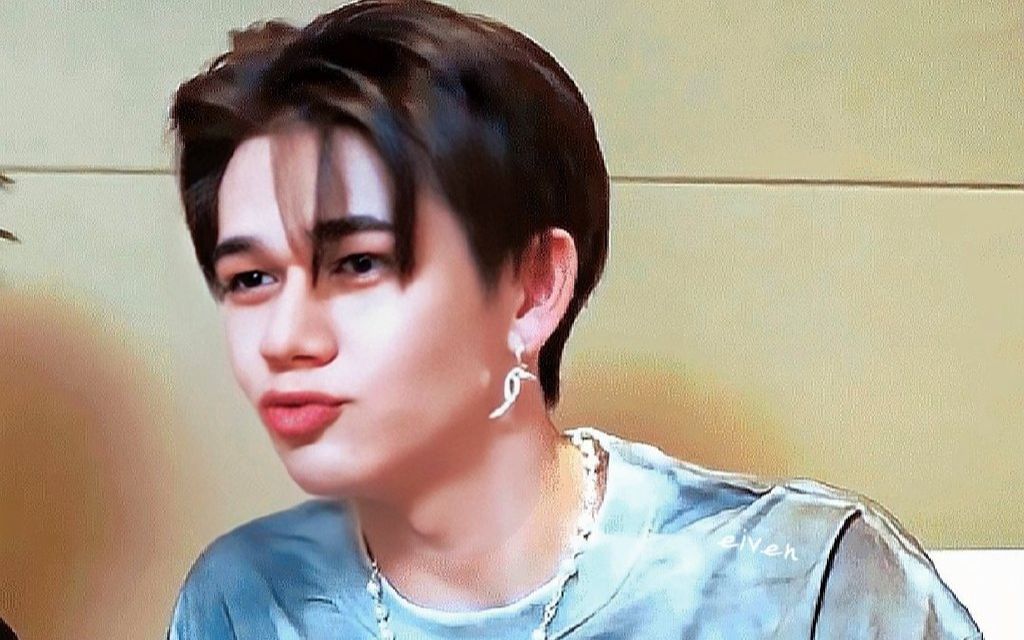 庆怜在偷偷抹泪庆怜 intersection  米卡