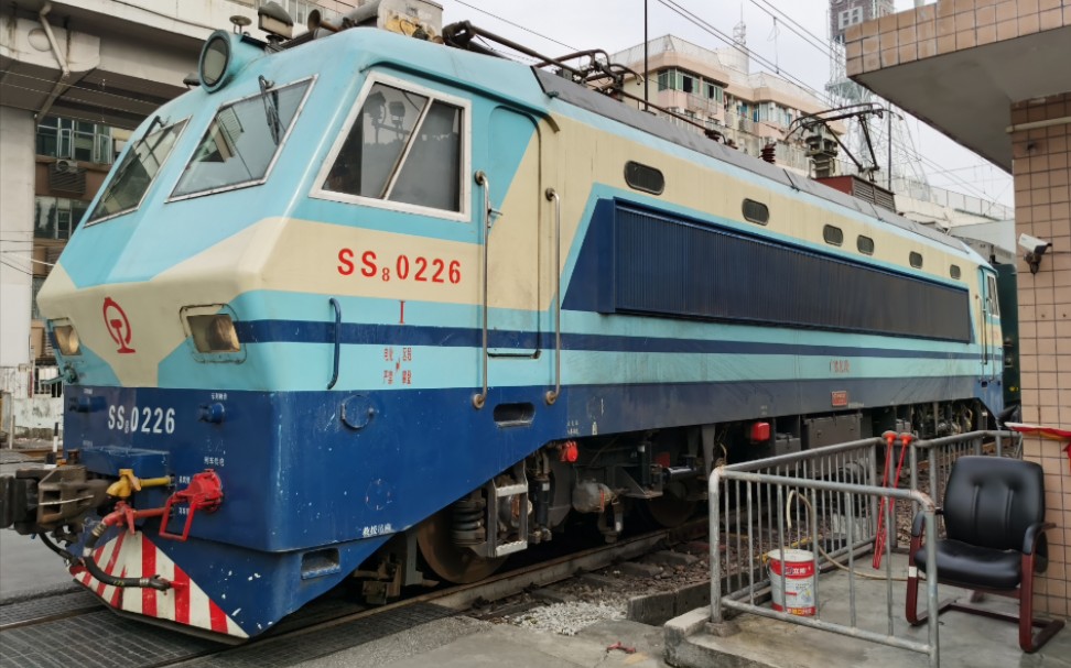 【中国铁路】广铁怀段df5-1970牵引k729次客车25g车底出库石牌车辆段