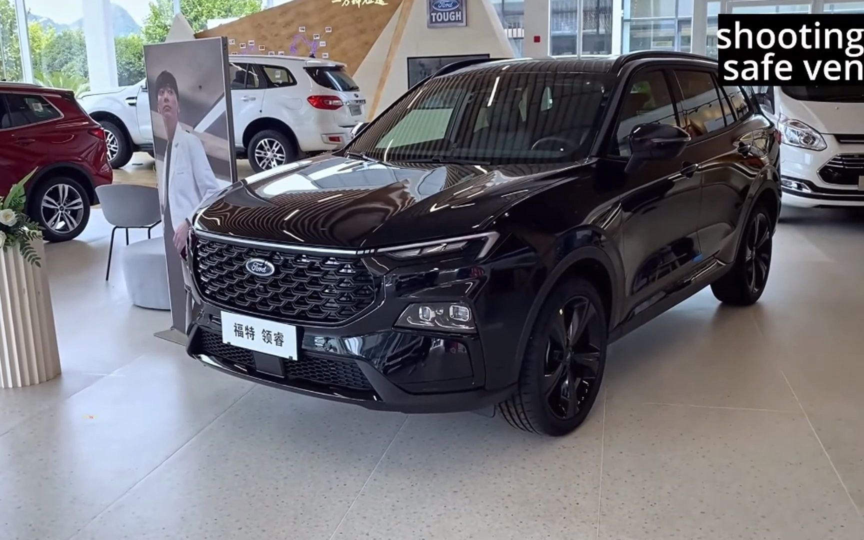 福特领睿运动版推荐买黑色,看起来显得修长低矮,开出去绝对要比汉兰达