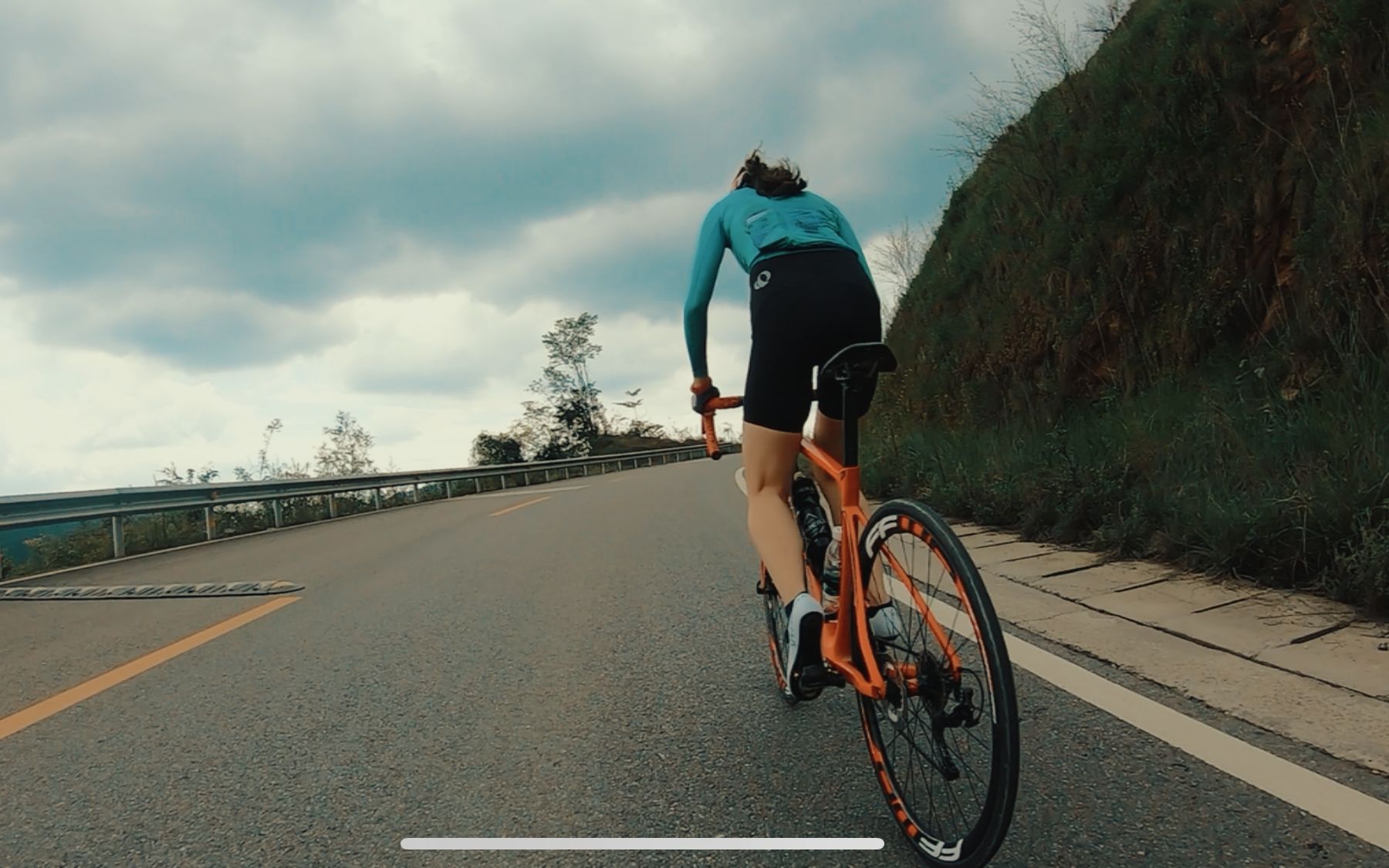 【春日踏青】一米八长腿公路车小姐姐南宝山爬坡初体验_哔哩哔哩 (゜