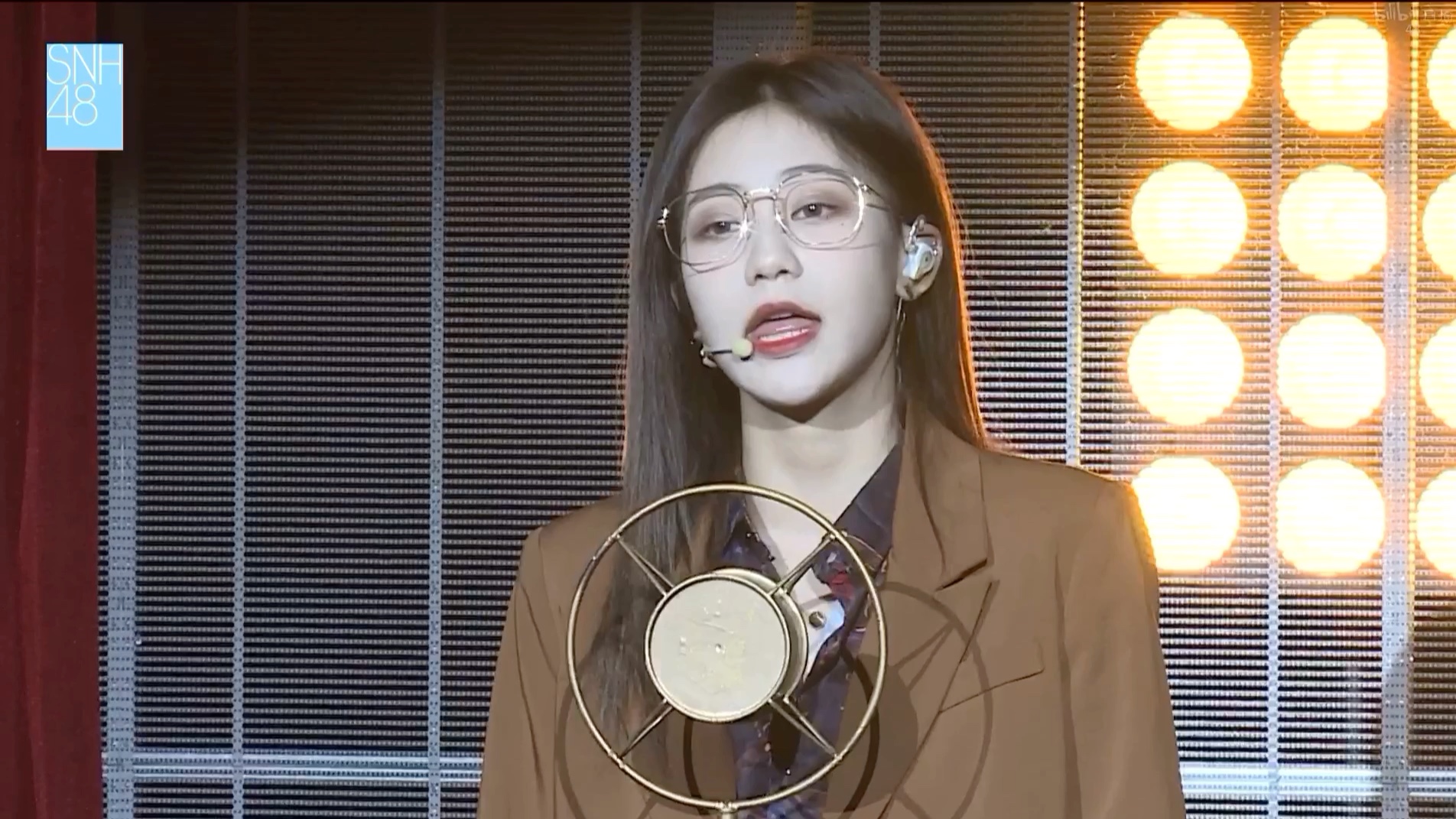 【袁一琦】20211225圣诞公演舞台solo海芋恋 西装太好看啦