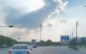 Скачать видео: 都市报道【暴雨后的郑州，天空浮现神似“中国地图”云！】