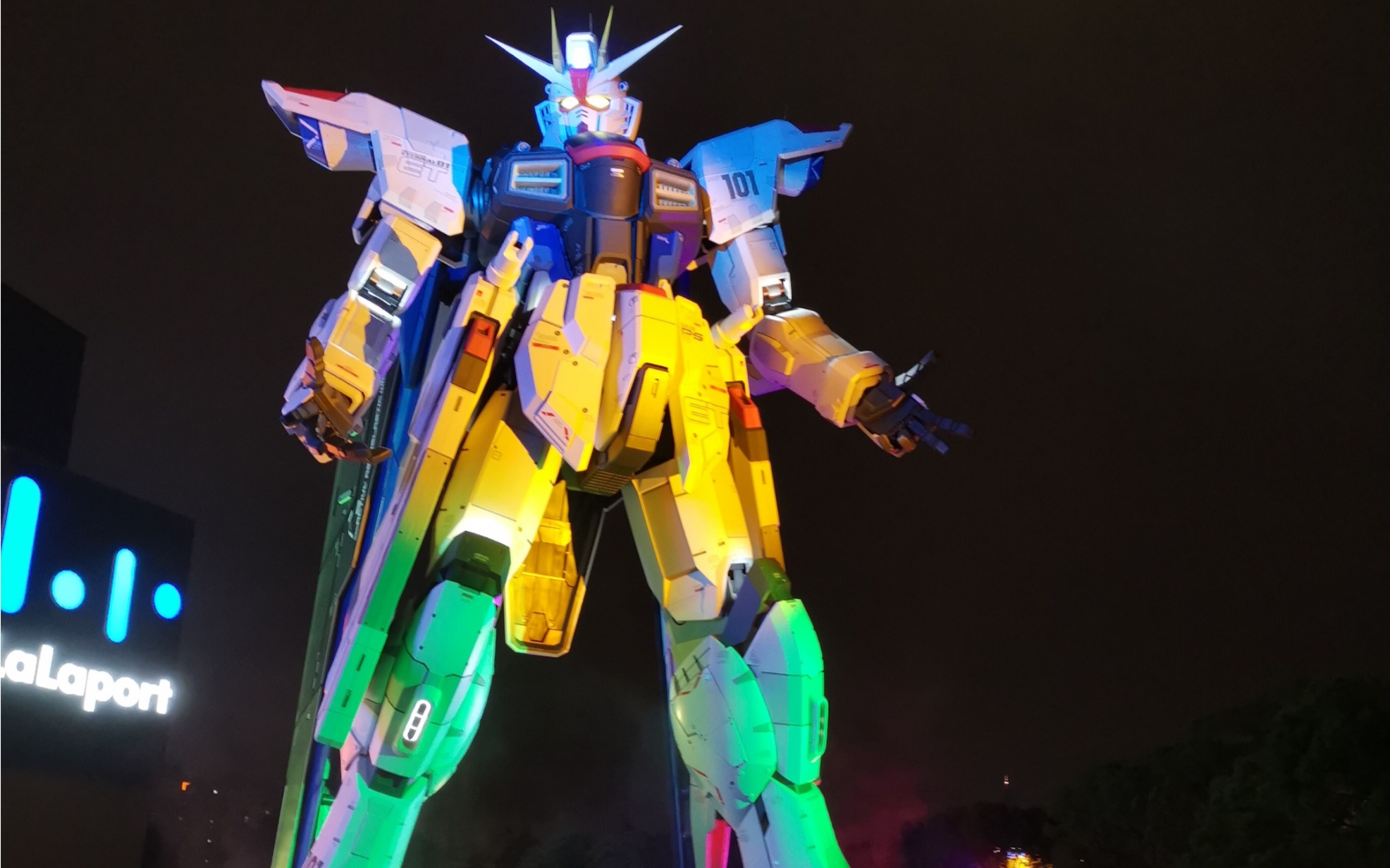 20210627上海实物大自由高达立像表演