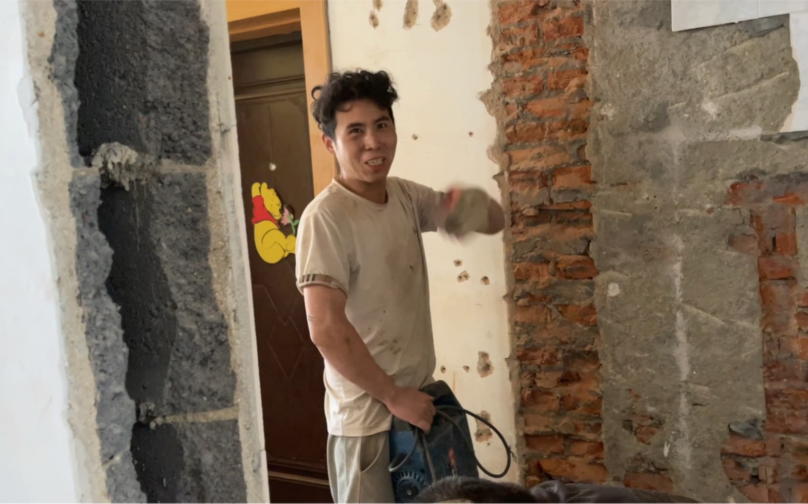 小胖为早日娶上越南媳妇,胳膊受伤还坚持在工地干活,兄弟们都心疼了.