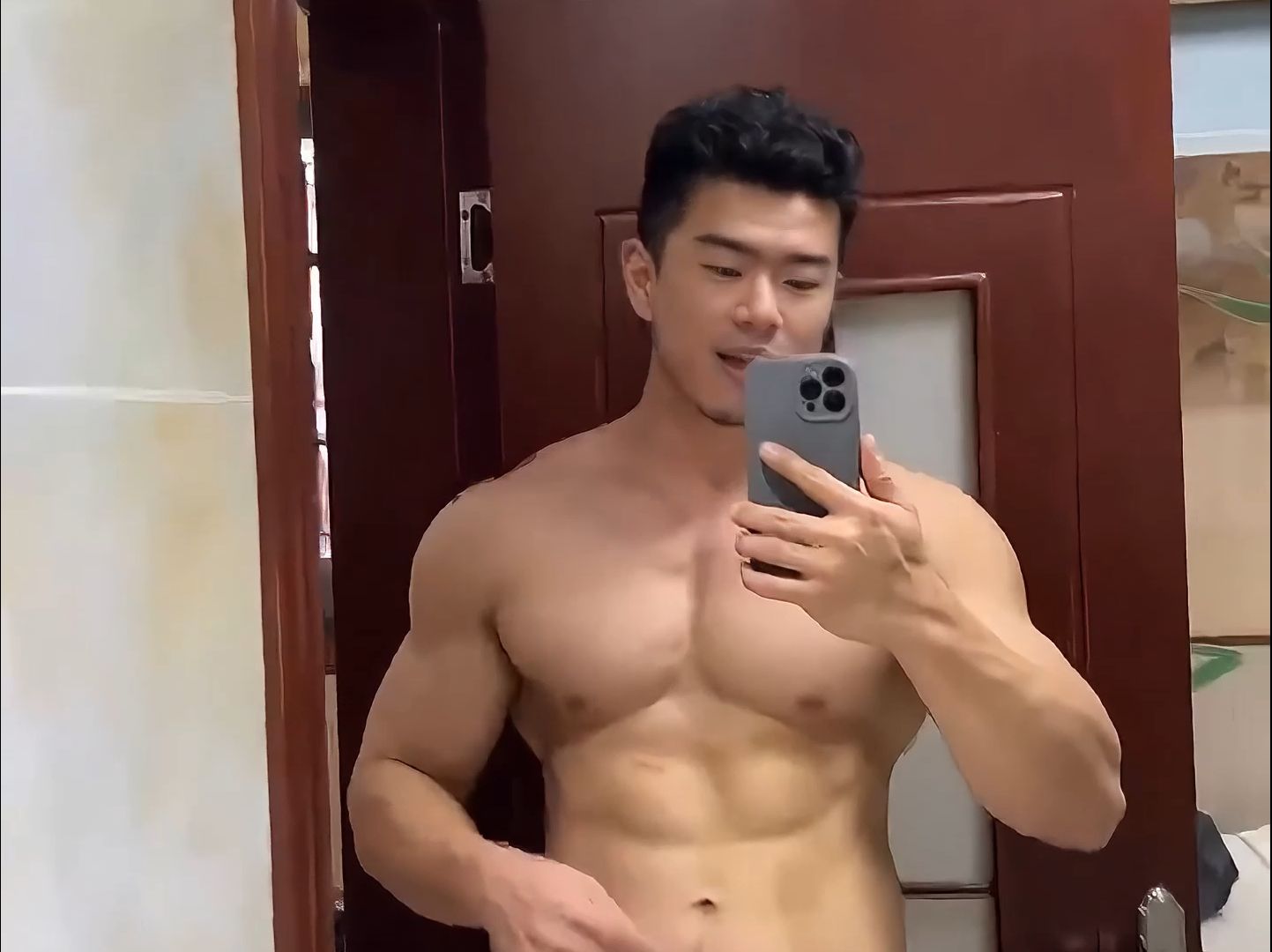 长跑运动员小哥哥运动前准备!#帅哥合集#白荆回廊#游戏推荐