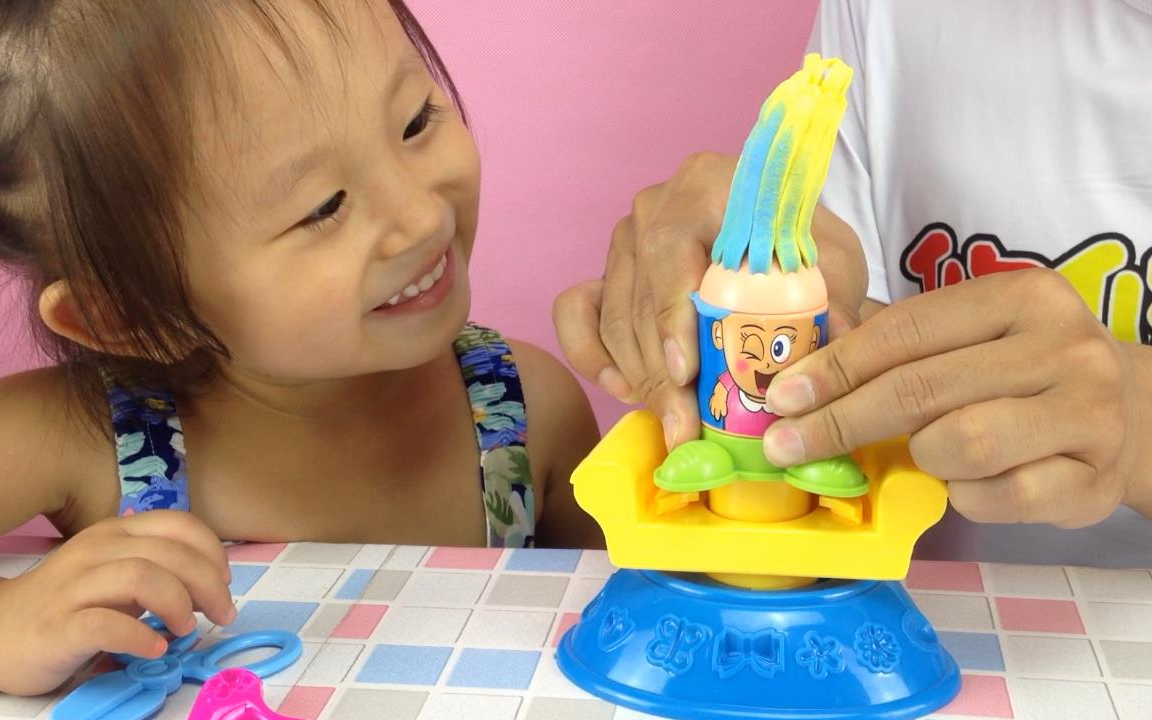 悠悠小朋友和小志哥哥拆玩可以理发的橡皮泥玩具做了一个五彩发型