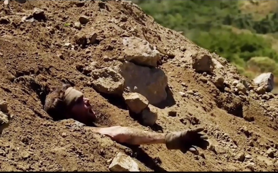 被泥石流埋入72小时,看男人上演教科书式自救.电影《迂回》