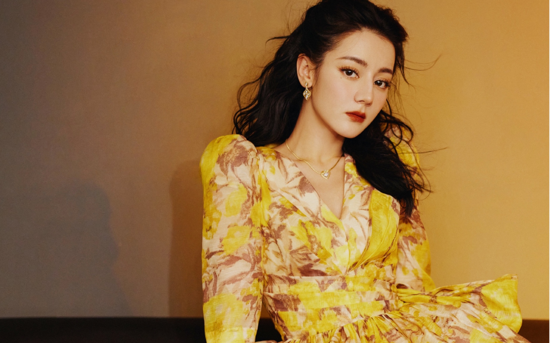 热巴身穿黄色印花短裙,搭配复古蓬松卷发,恬静柔美.