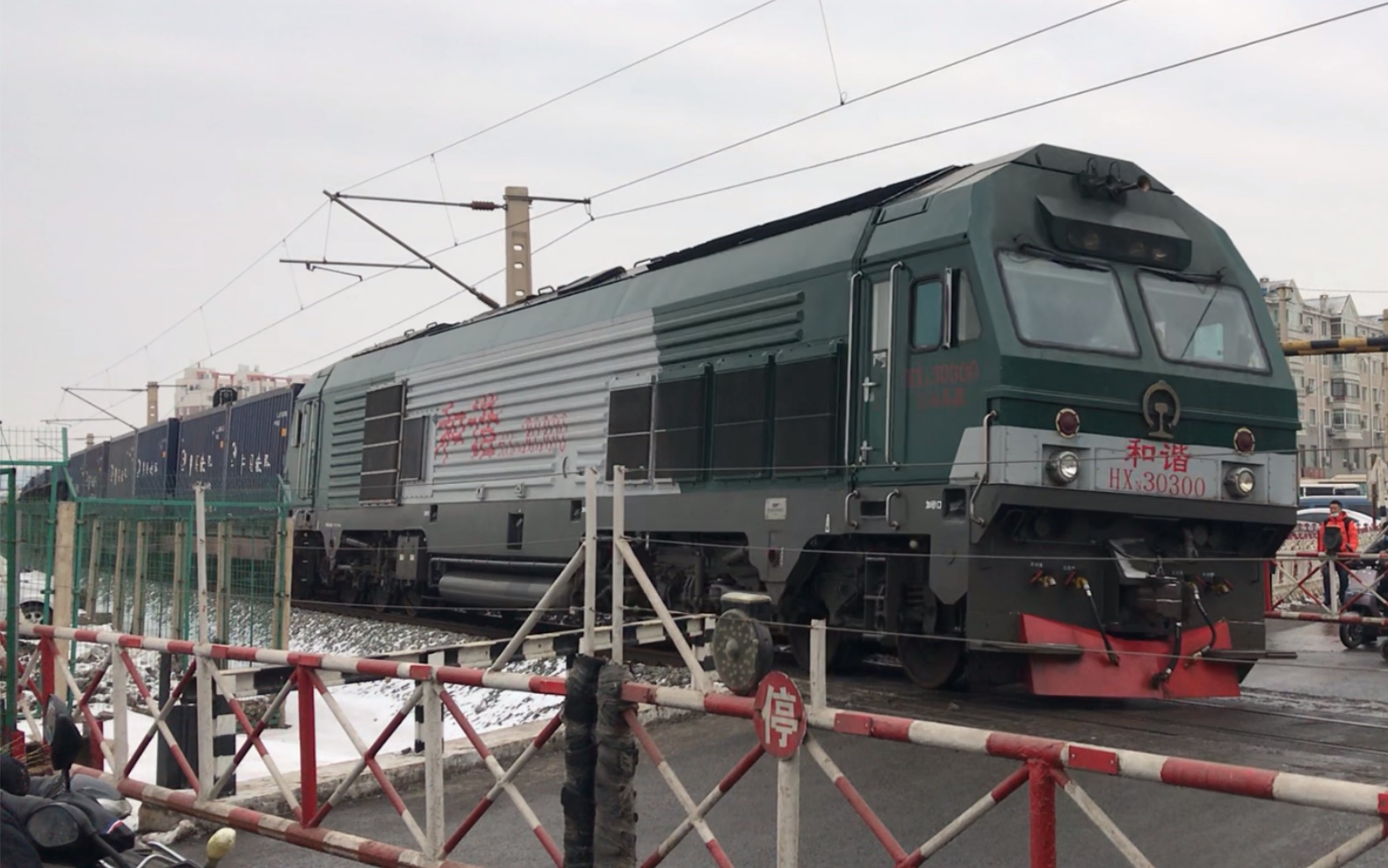 沈山下行线全路最大车号的普通型hxn3内燃机车沈局苏段hxn30300牵引