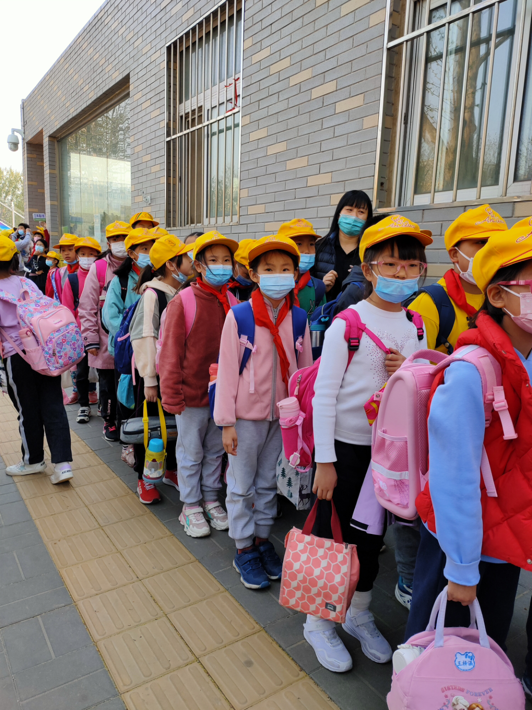 小朋友怎么放学呢?