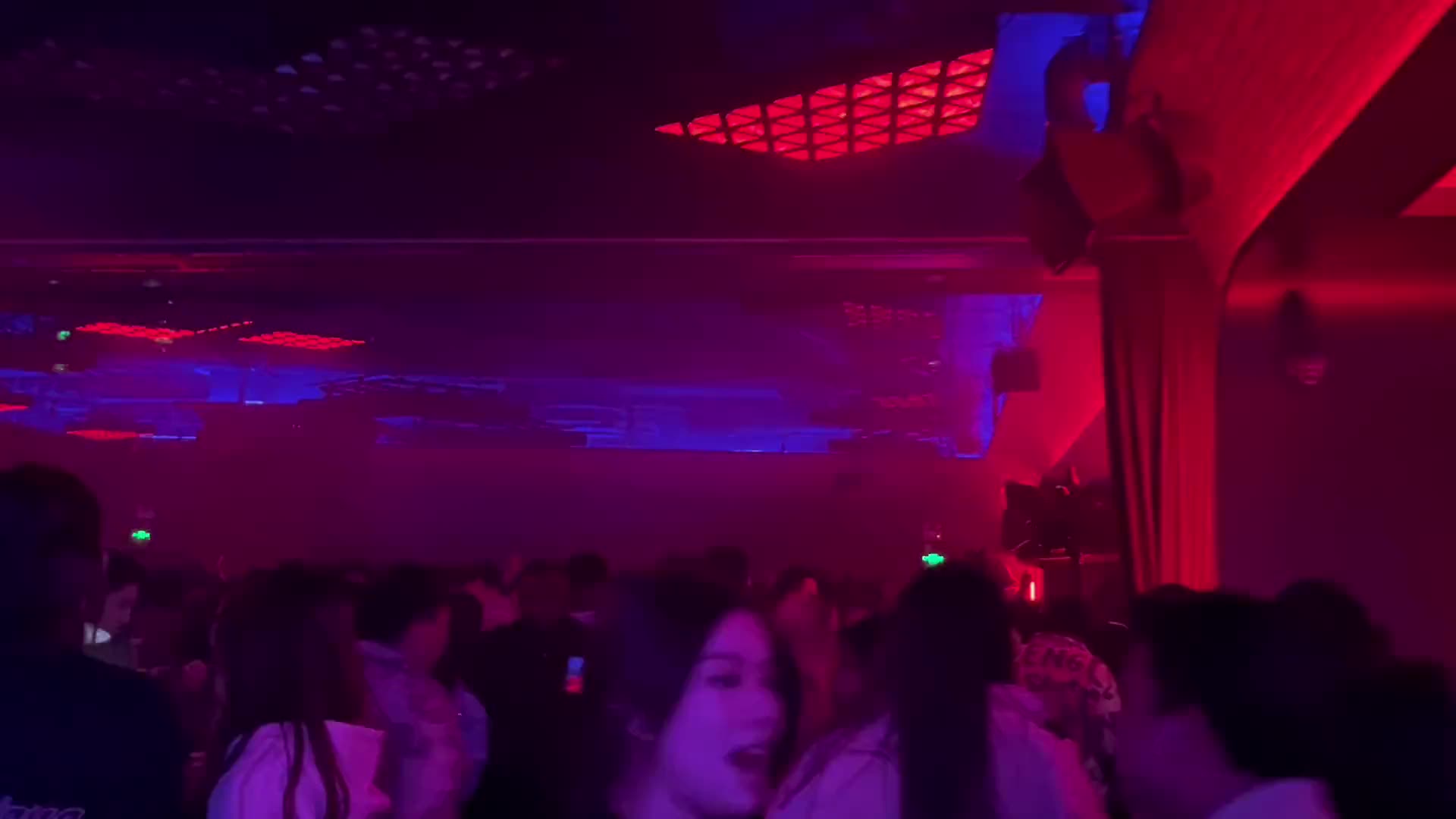 v2hoodhiphopclub武汉年轻人最多的嘻哈酒吧