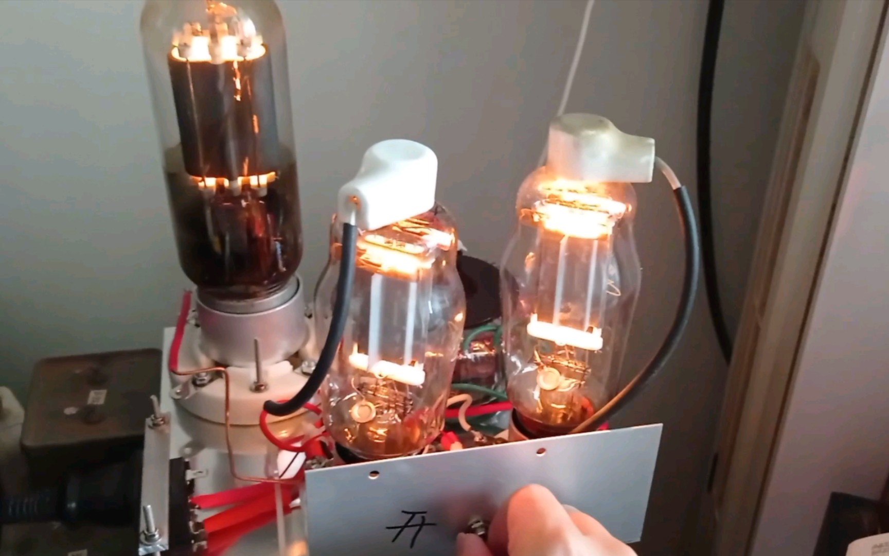 电子管夜灯,两个fu-811,一个fu-5.相当费电.不值得仿效