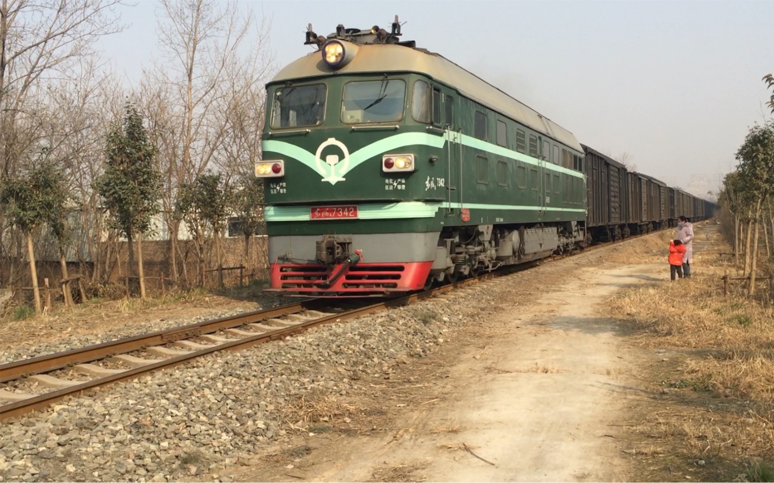 【西户铁路】7342牵引大列棚车接近10km道口_哔哩哔哩_bilibili