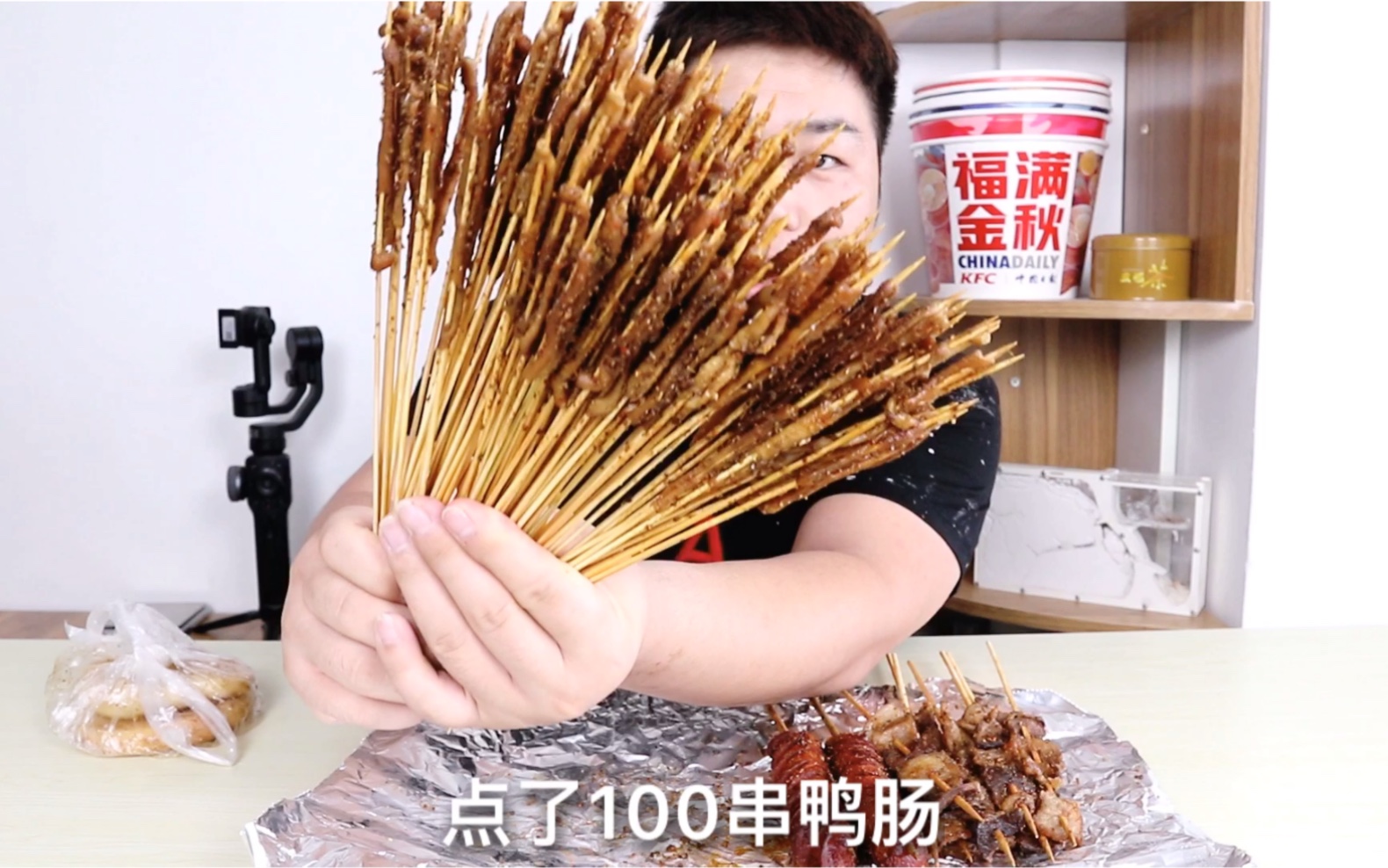 32块钱买100串烤鸭肠 七串五花肉 两串肉肠,配瓶啤酒,这鸭肠太费牙了!哔哩哔哩bilibili