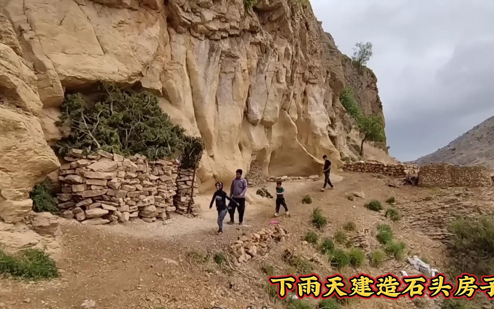 穆森是一户困难的游牧家庭,下雨天他在海拔最高的山上建造庇护所哔哩哔哩bilibili