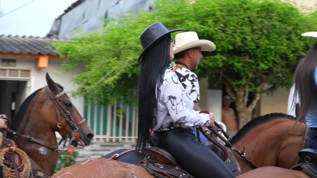 COWGIRLS RIDING IN CAICEDONIA #cabalgata #rodeo #horseriding #beautifulwomen哔哩哔哩bilibili