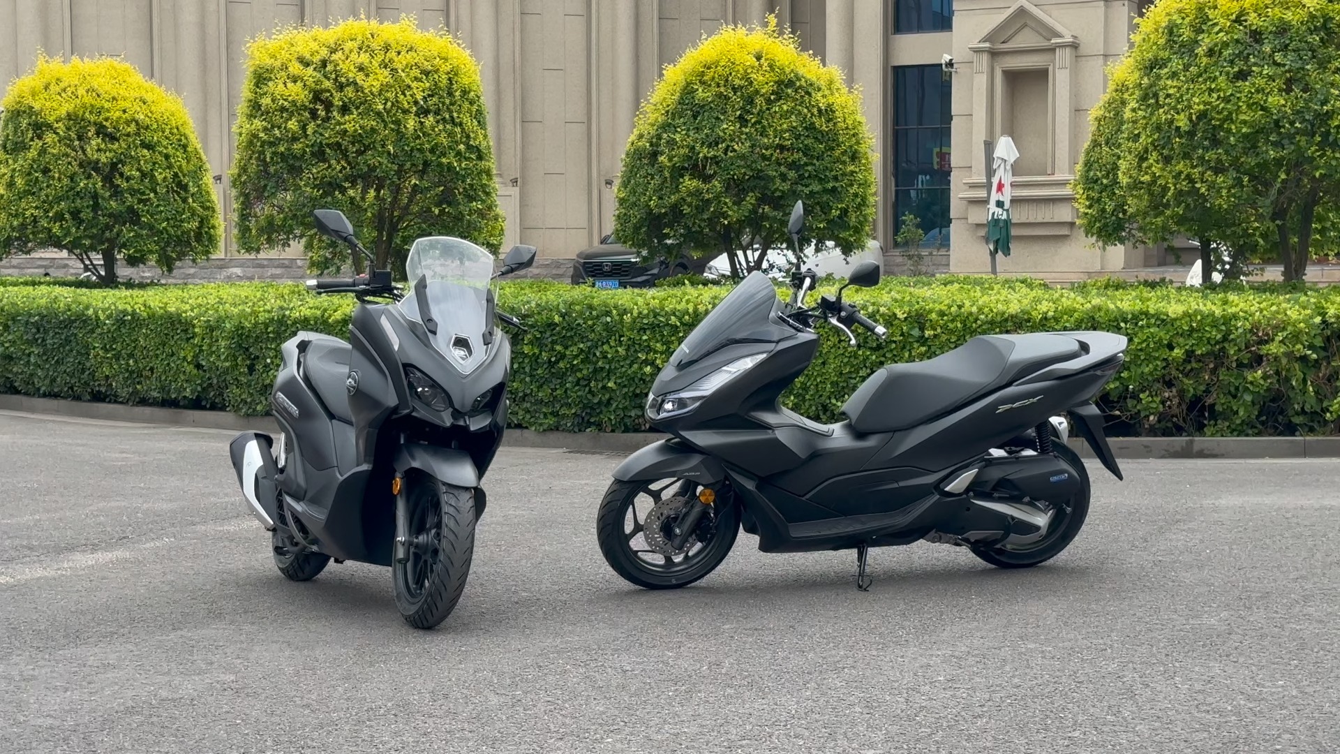 性价比才是王道?qjmotor鸿150 city对比本田pcx160,谁更值得选?