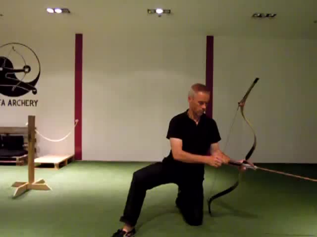 老外大叔示范满洲长梢弓跪射法 Archery manchu style, slomo kneeling哔哩哔哩bilibili