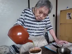 日本不需要子女照顾的100岁奶奶，自己洗衣做饭，一天有多自立？